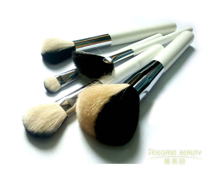 化妝刷的毛質(zhì)有哪些種類？各有什么優(yōu)缺點(diǎn)？